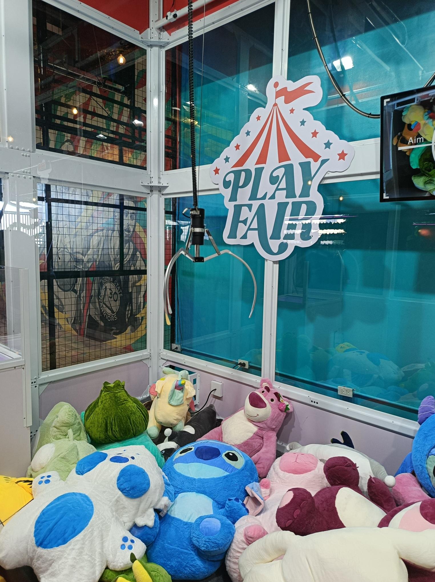 菲律賓宿霧的「爪王」(Claw King)夾公仔機,裡面可放置多個大型毛公仔。(互聯網)