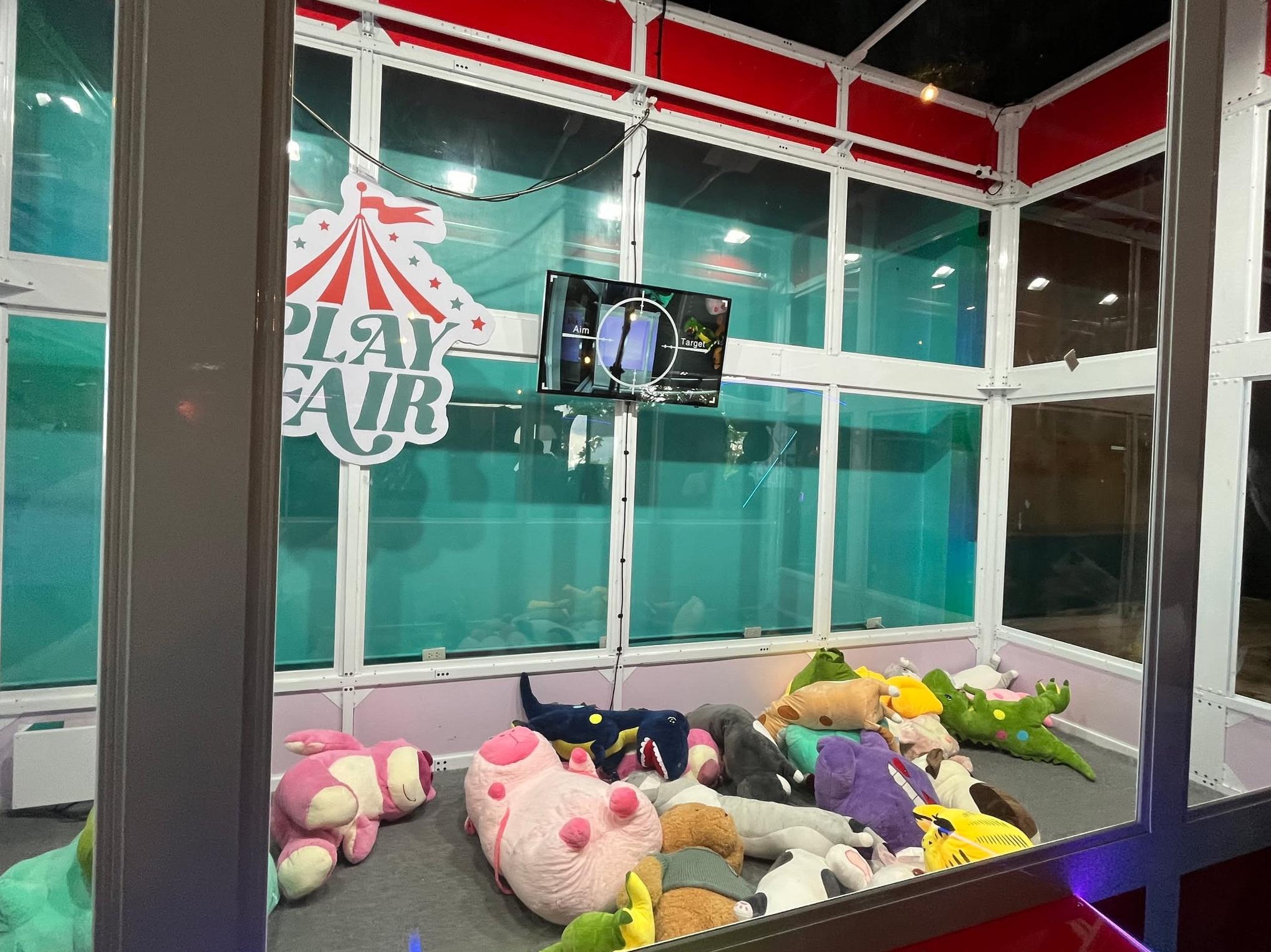 菲律賓宿霧的「爪王」(Claw King)夾公仔機,裡面可放置多個大型毛公仔。(互聯網)