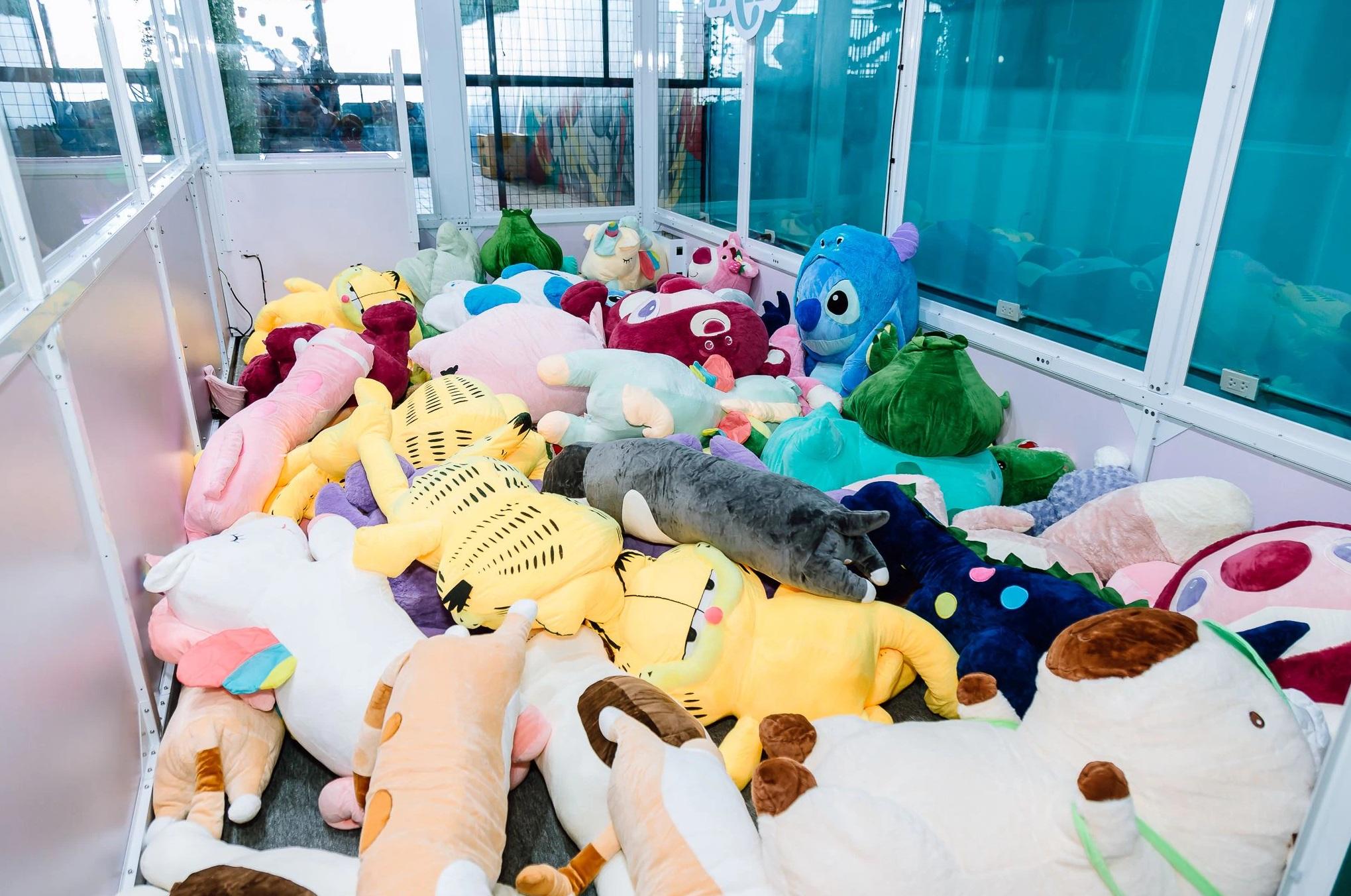 菲律賓宿霧的「爪王」(Claw King)夾公仔機,裡面可放置多個大型毛公仔。(互聯網)