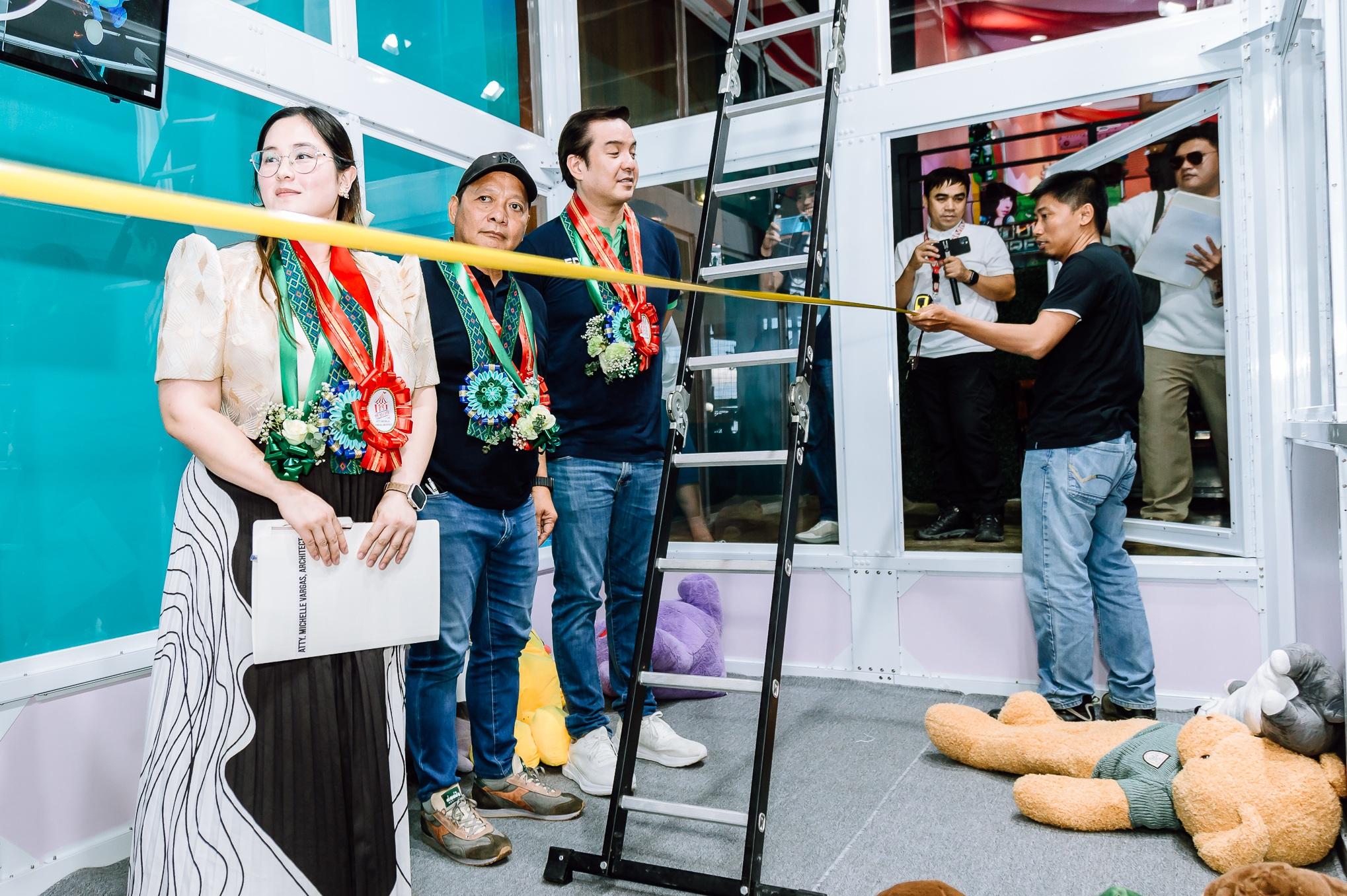 菲律賓宿霧的「爪王」(Claw King)夾公仔機,將挑戰健力士世界紀錄,工作人員量度其尺寸。(互聯網)