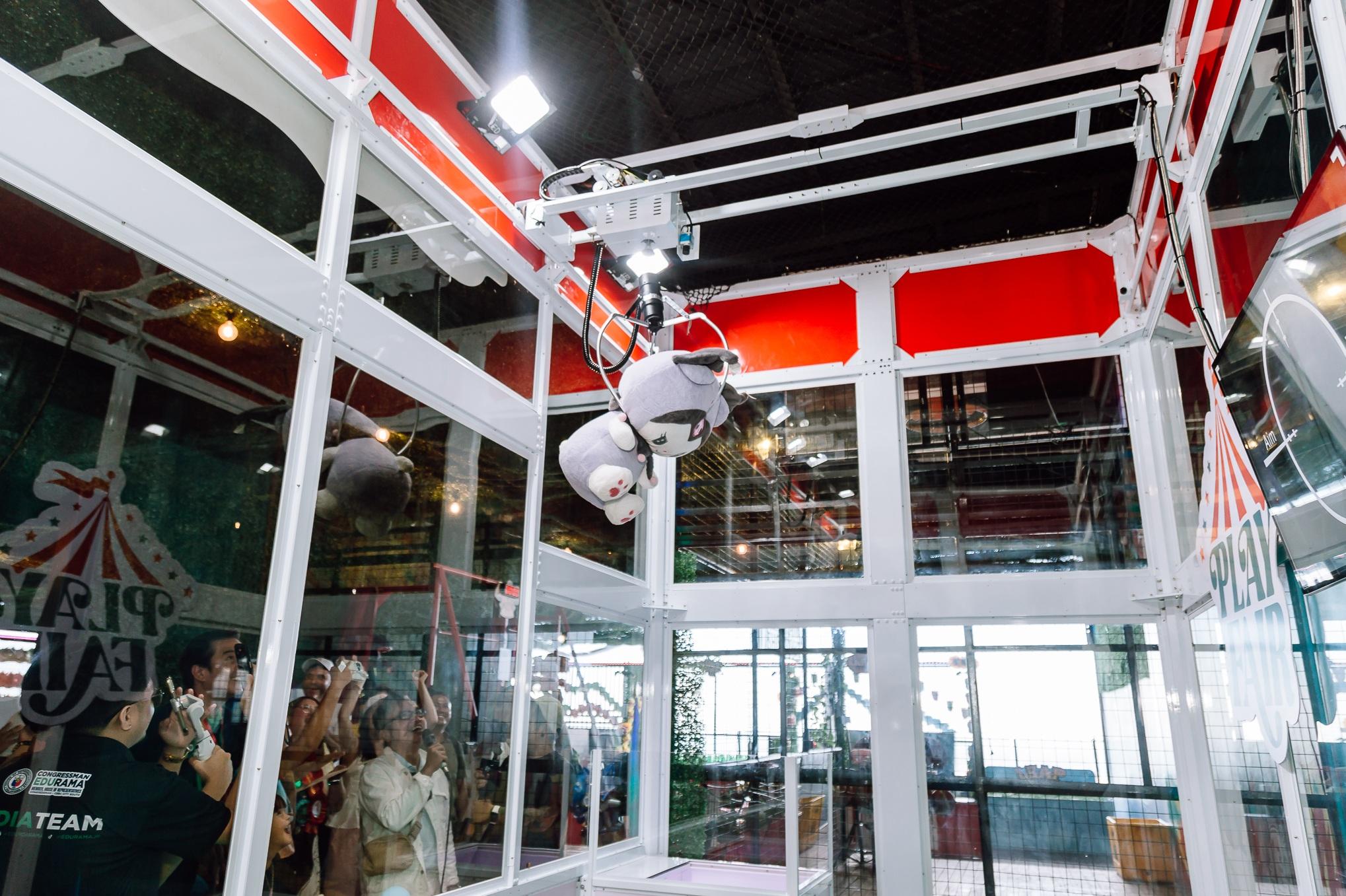 菲律賓宿霧的「爪王」(Claw King)夾公仔機,相信夾公仔有一定難度。(互聯網)