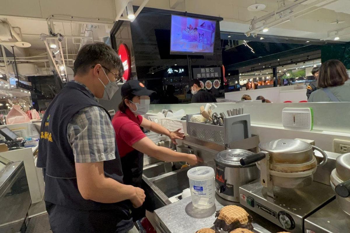 台中市衞生局食安處巡查涉事雪糕店,並即場飭令停業。(互聯網)