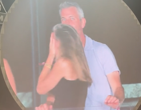 Coldplay演唱會驚現78億CEO「偷食」,公司宣布男方正停職調查