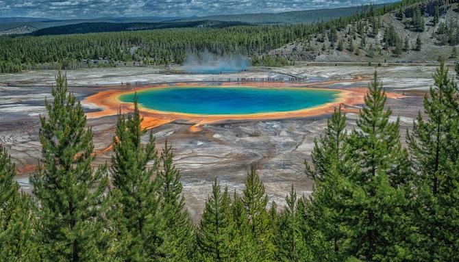 美國黃石公園內的大稜鏡溫泉(Grand Prismatic Spring)。(互聯網)
