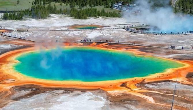 美國黃石公園內的大稜鏡溫泉(Grand Prismatic Spring)。(互聯網)