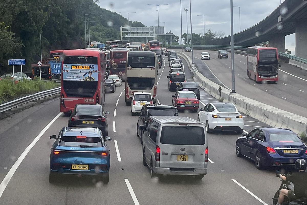 屯門公路早上不時塞車。(網民Lulu Tse@FB群組「屯門公路塞車關注組」)