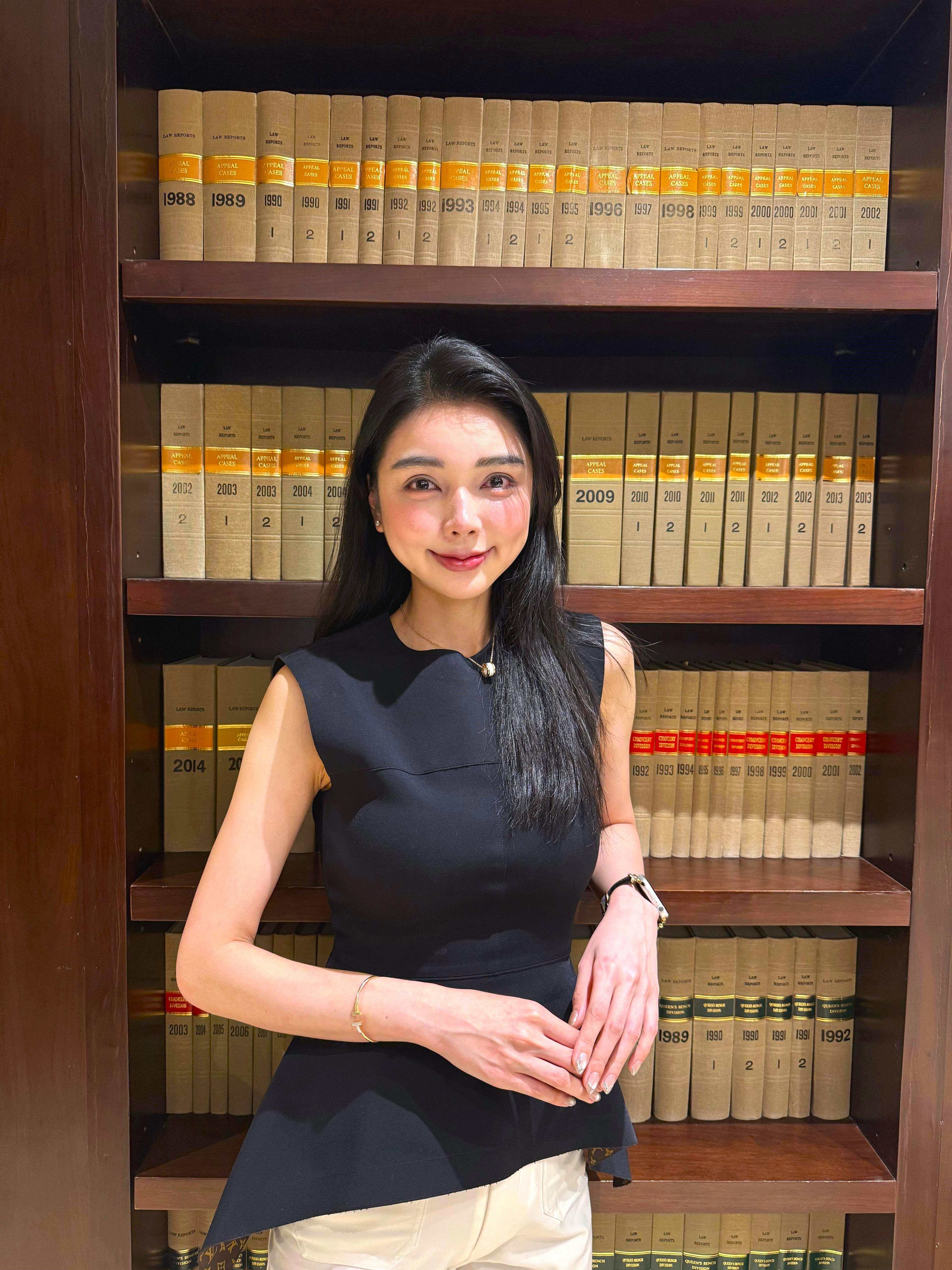 梁凱程是一位「大狀輔警」,正職是大律師,亦是中文大學工商管理及法律雙學位課程畢業生(《中大校友》)