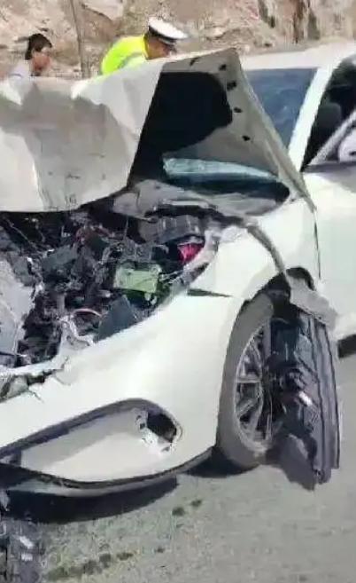 男朋友開車恍神衝進逆線釀車禍。(大河報)