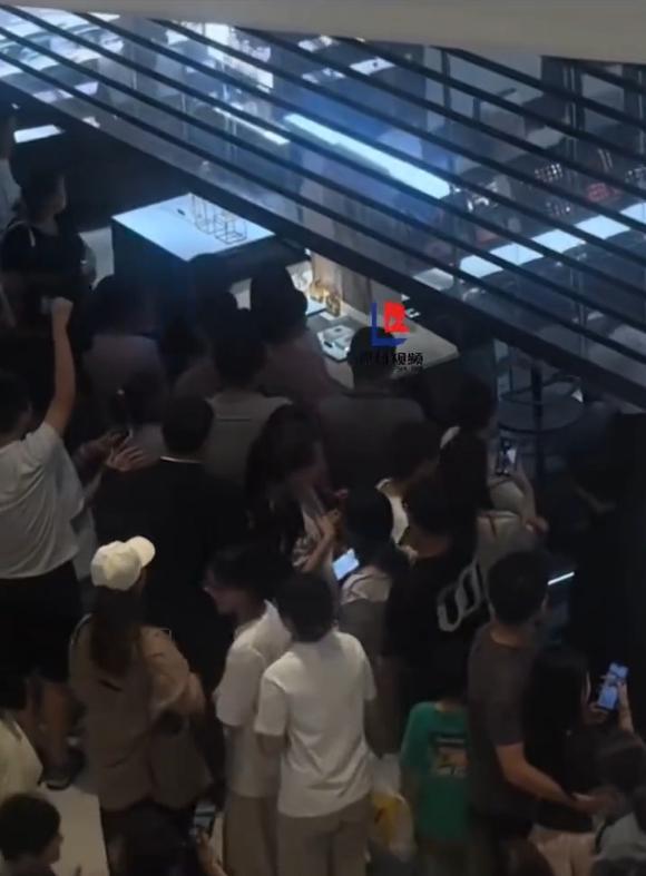 受互毆事件影響,櫃位一度拉下鐵門。(微博)