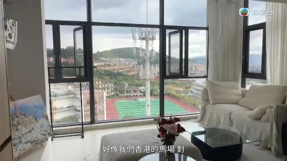 李金凱屋企原來係一個千幾二千呎嘅四房單位,客廳窗邊樓底極高,超有空間感