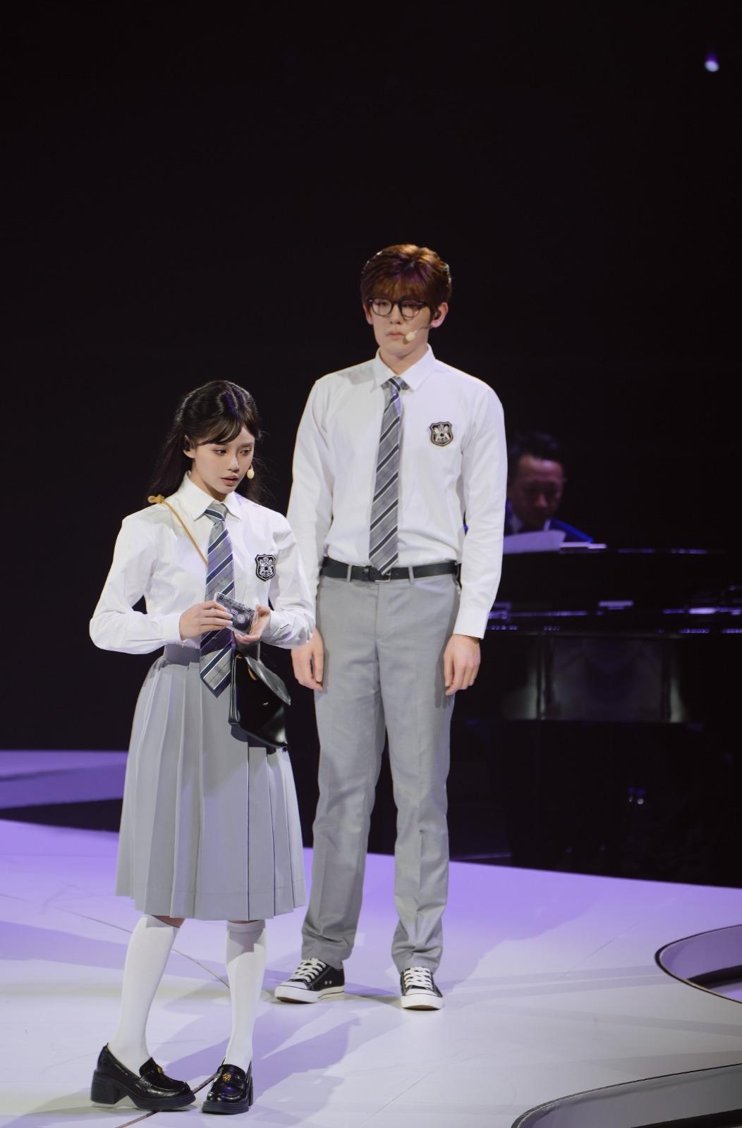 洪助昇、梁壁荧演出小短劇。