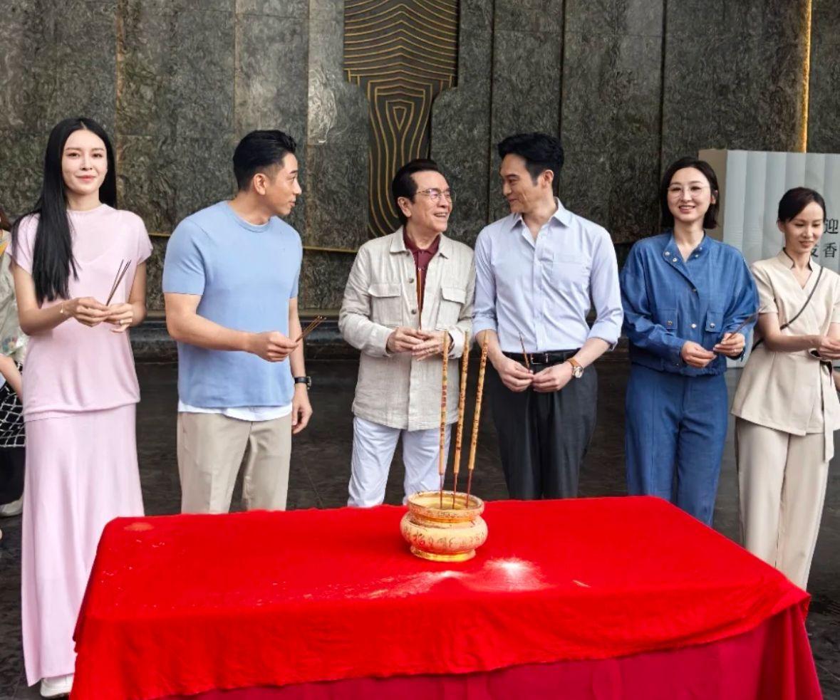 日前有網民在小紅書分享於珠海巧遇《璀璨之城》有份參演的演員低調出席開鏡儀式,照片中可見吳卓羲和張智霖亦有現身出席。