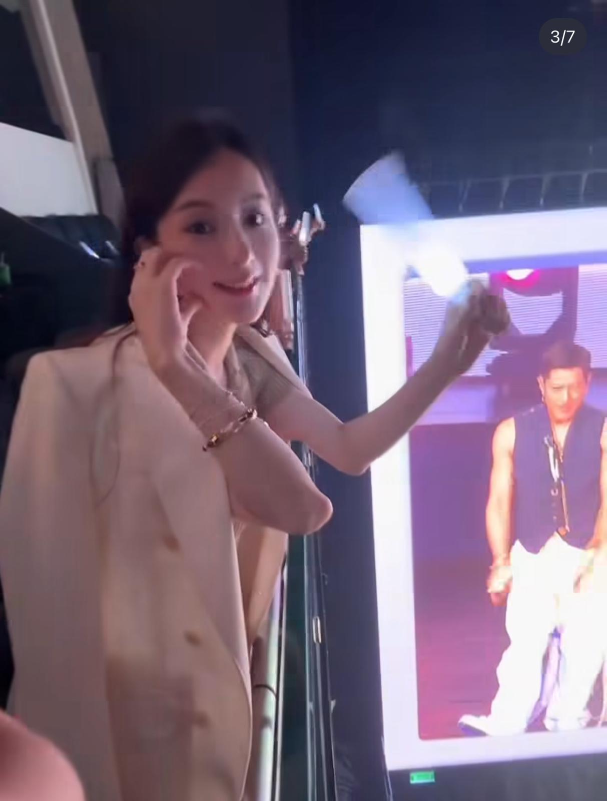 懷有身孕的方媛與一對女兒坐包廂捧老公郭富城場。