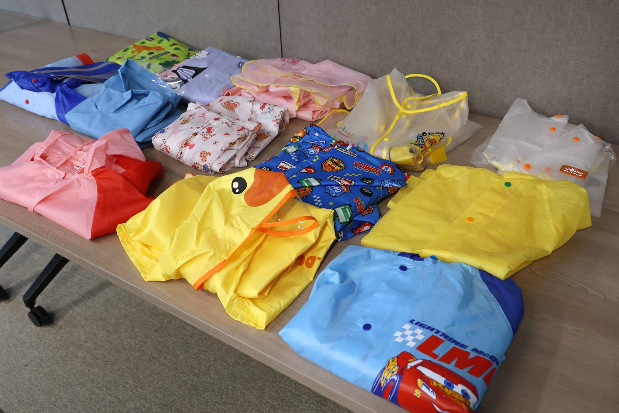 消費者委員會測試市面上14款兒童雨衣及雨披樣本。(林俊源 攝)