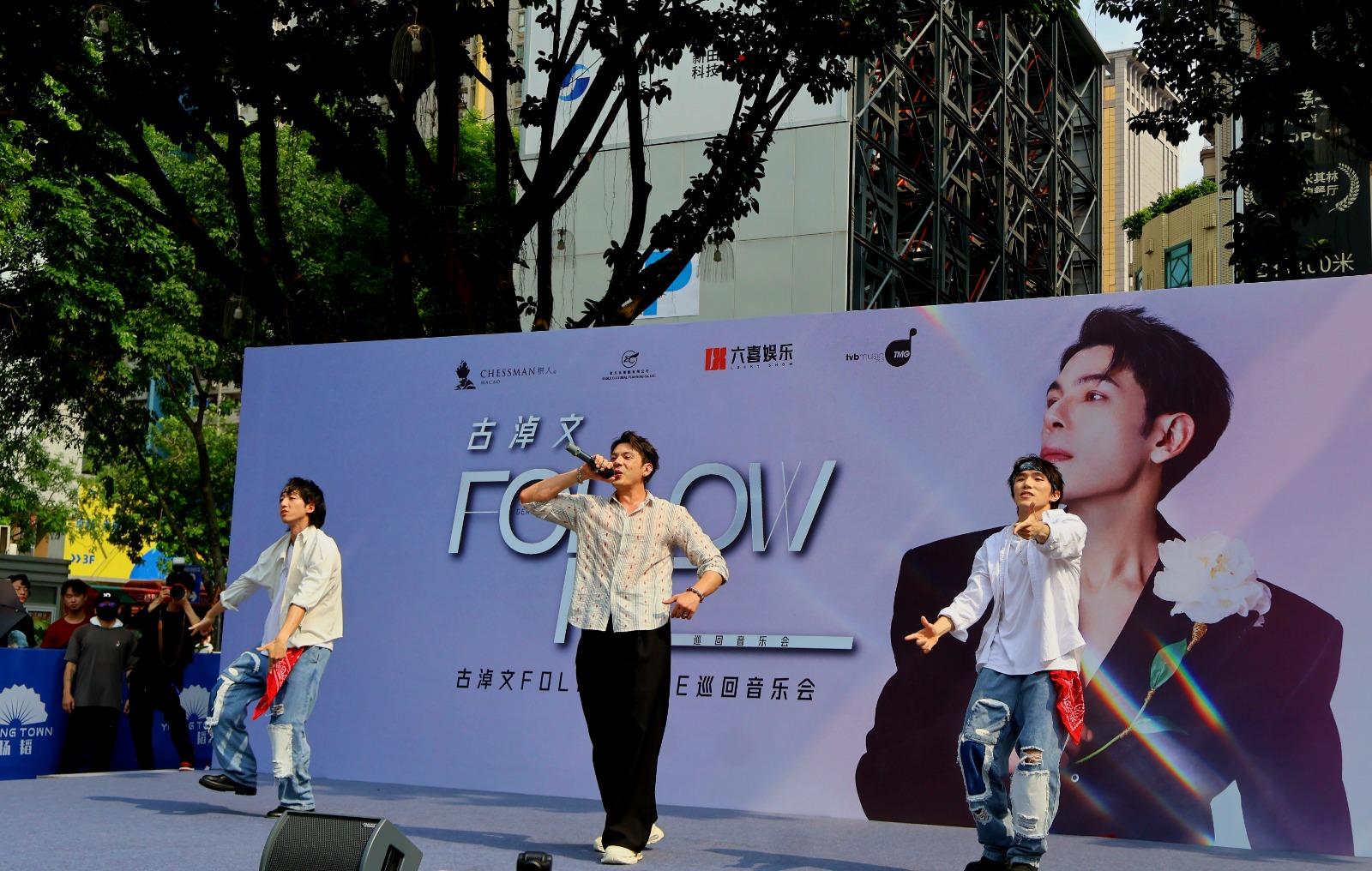 German席上跳唱新歌《Follow Me》,歌迷反應熱烈。