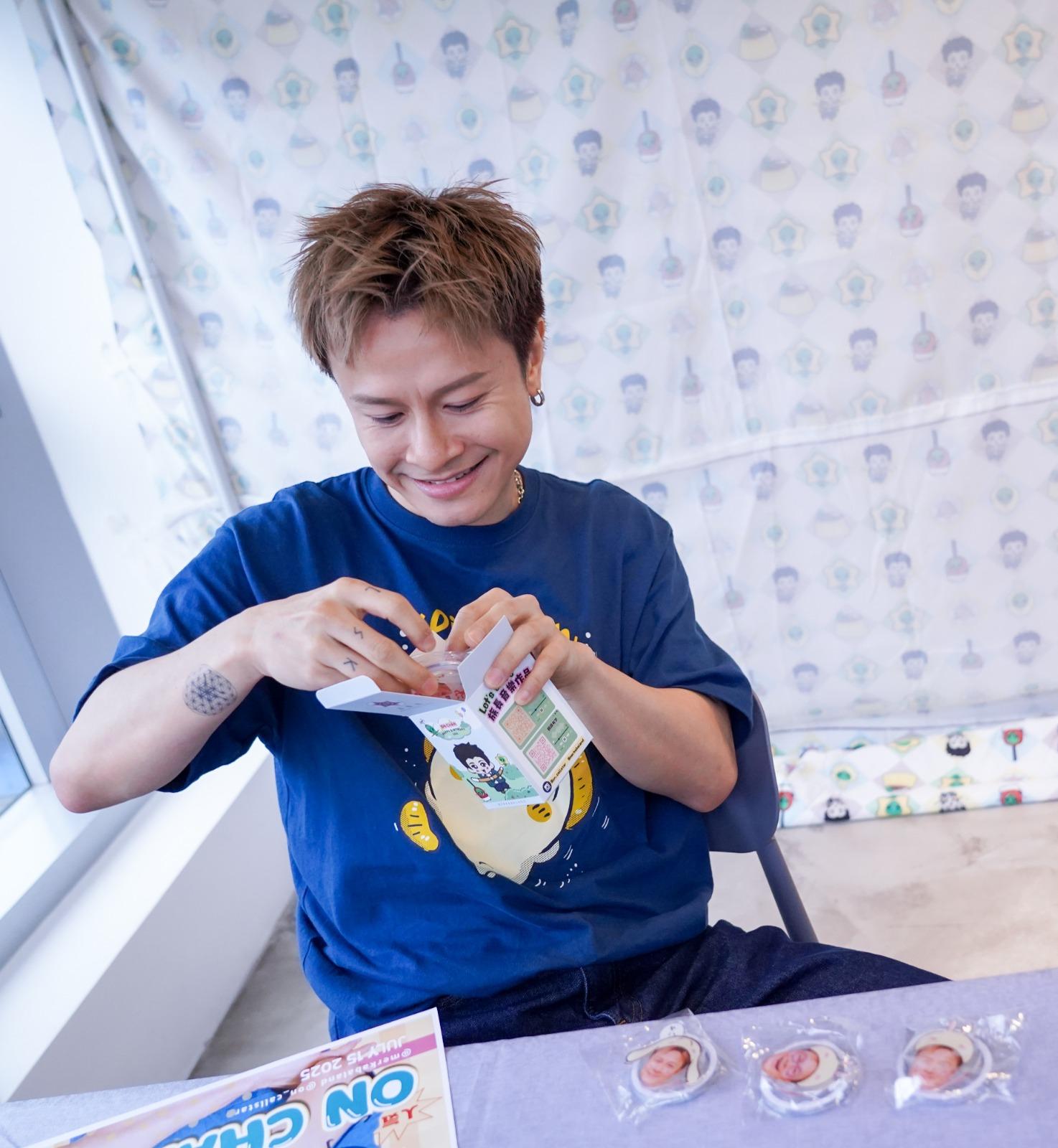 安仔為歌迷準備禮物。