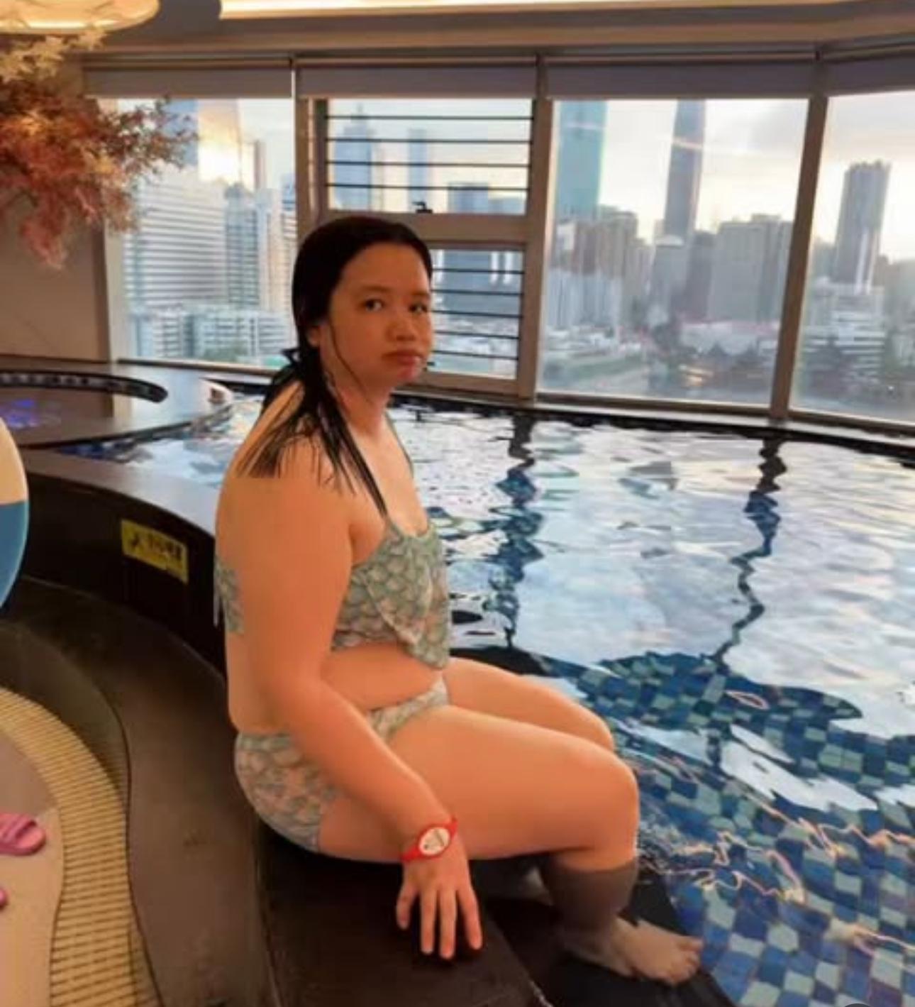 阿儀的人魚泳裝着到去深圳,面對鏡頭慷慨曬腩。