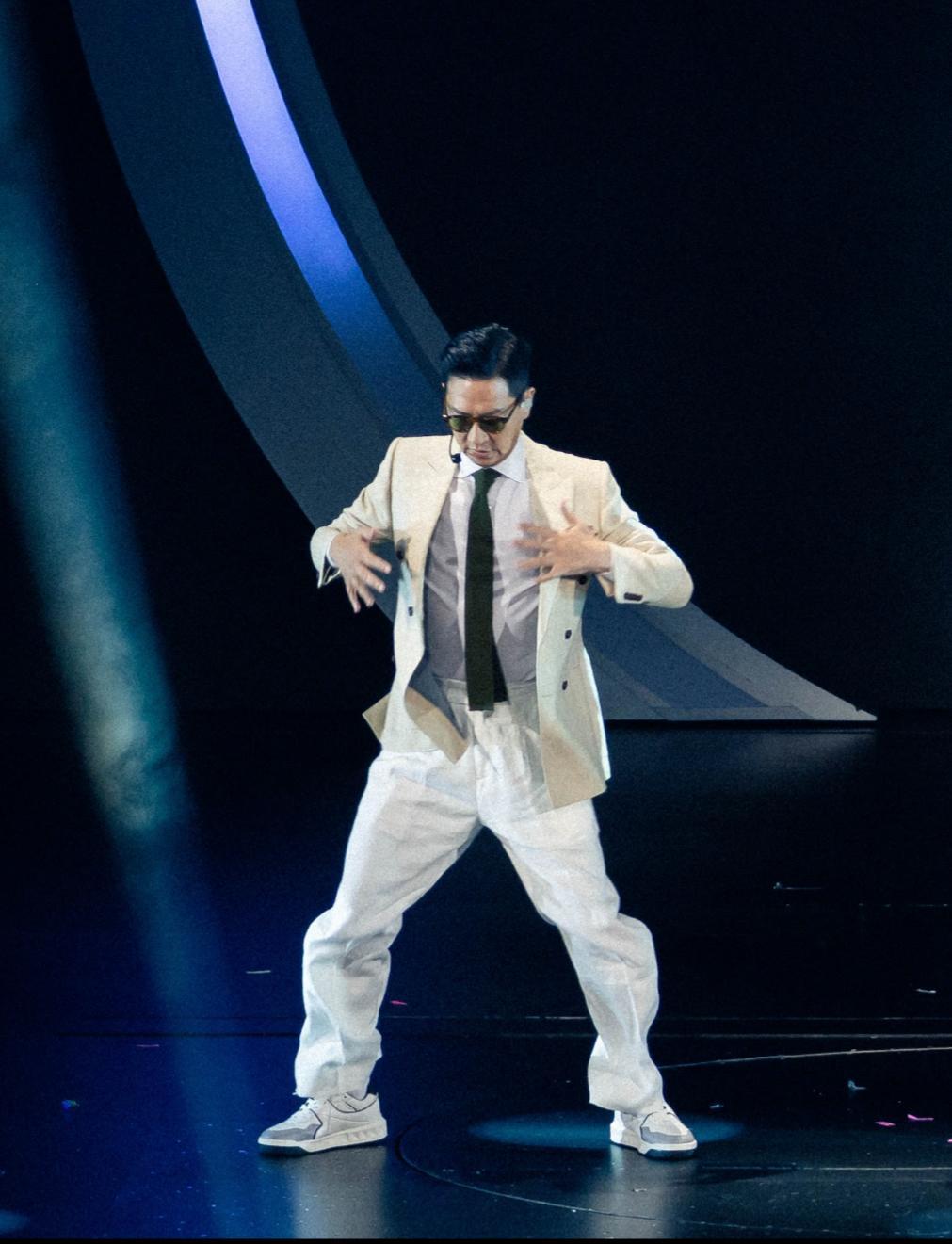 一身唱跳歌手打扮的家輝,更大騷苦練多時的強勁舞步,瞬間引爆全場沸騰!