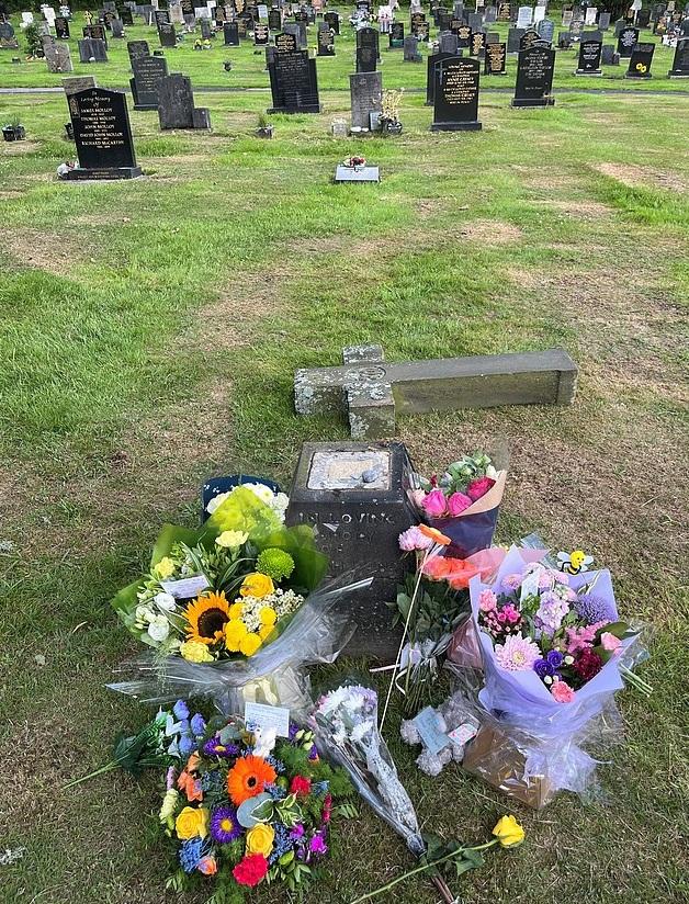 親友在十字架崩塌的墳墓前獻上鮮花和泰迪熊悼念男童。(互聯網)