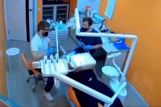 牙醫與助手準備替病人洗牙。(互聯網)