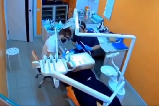 牙醫專注洗牙。(互聯網)