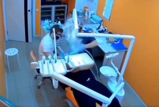 工具突然在病人口裡爆炸,噴出大量白色粉末。(互聯網)