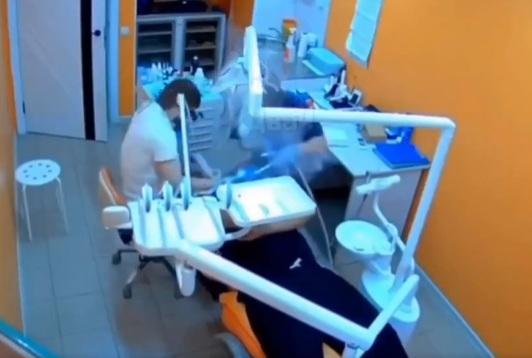 工具突然在病人口裡爆炸,牙醫與助手慌忙閃避。(互聯網)