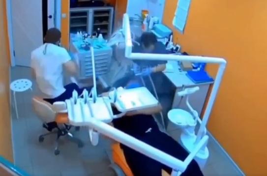 工具突然在病人口裡爆炸,牙醫與助手慌忙閃避。(互聯網)