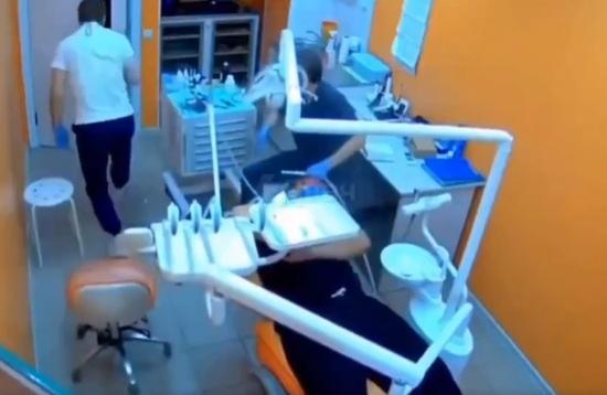 工具突然在病人口裡爆炸,牙醫閃避,跑到門口,但由始至終,病人看來淡定。(互聯網)