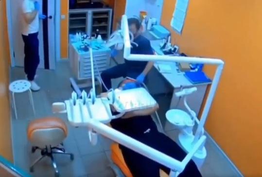 工具突然在病人口裡爆炸,牙醫閃避,跑到門口,但由始至終,病人看來淡定。(互聯網)
