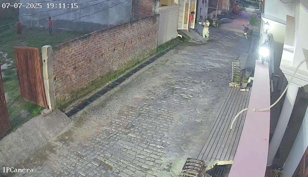 女鄰居抱回男童,把他交給家人。(互聯網)