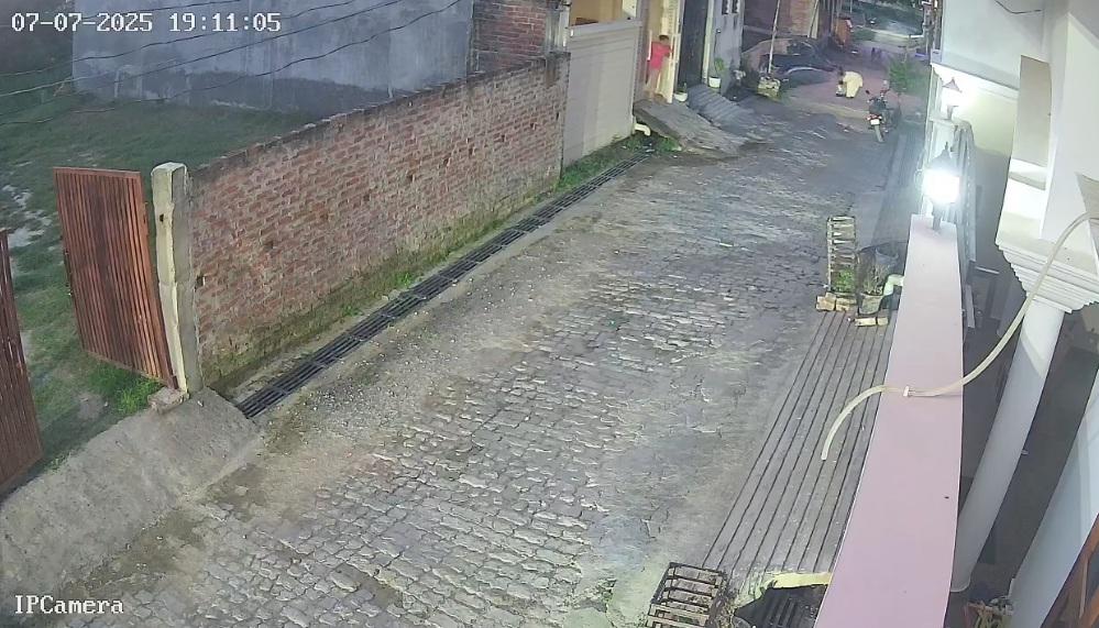 女鄰居把流浪狗趕走,並檢查男童狀況,男童家人此時走出屋外查看。(互聯網)