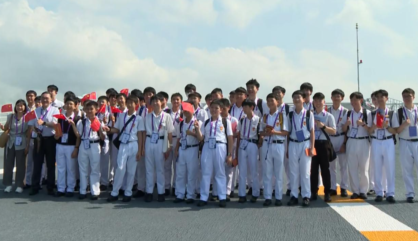 山東艦訪港|英皇書院副校長林之鏏表示,今天該校有45名學生登艦參觀,讓他們親身體驗解放軍的專業精神。(港台圖片)