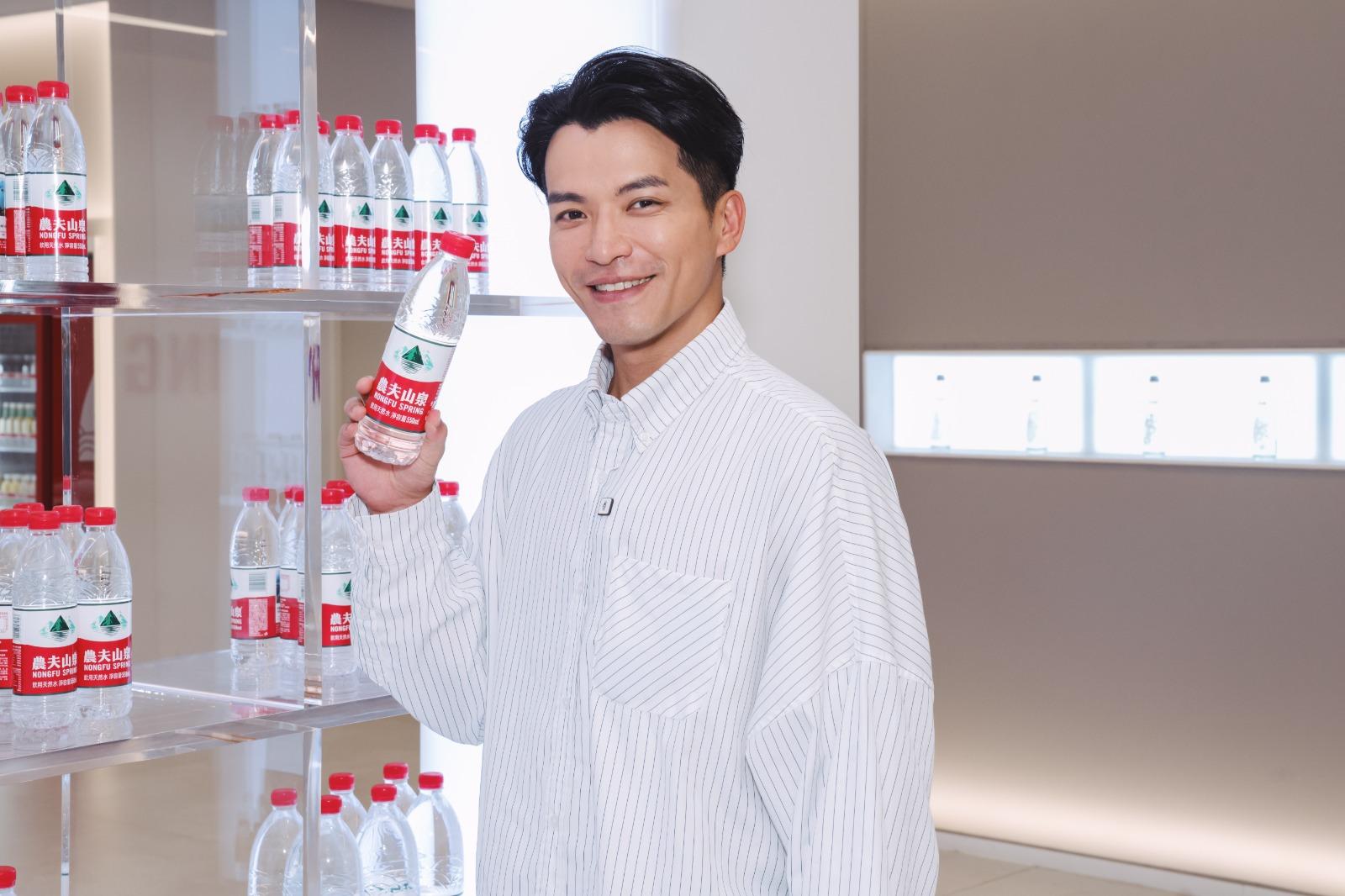 許家傑則把水帶回家,贈長氣的樊亦敏。