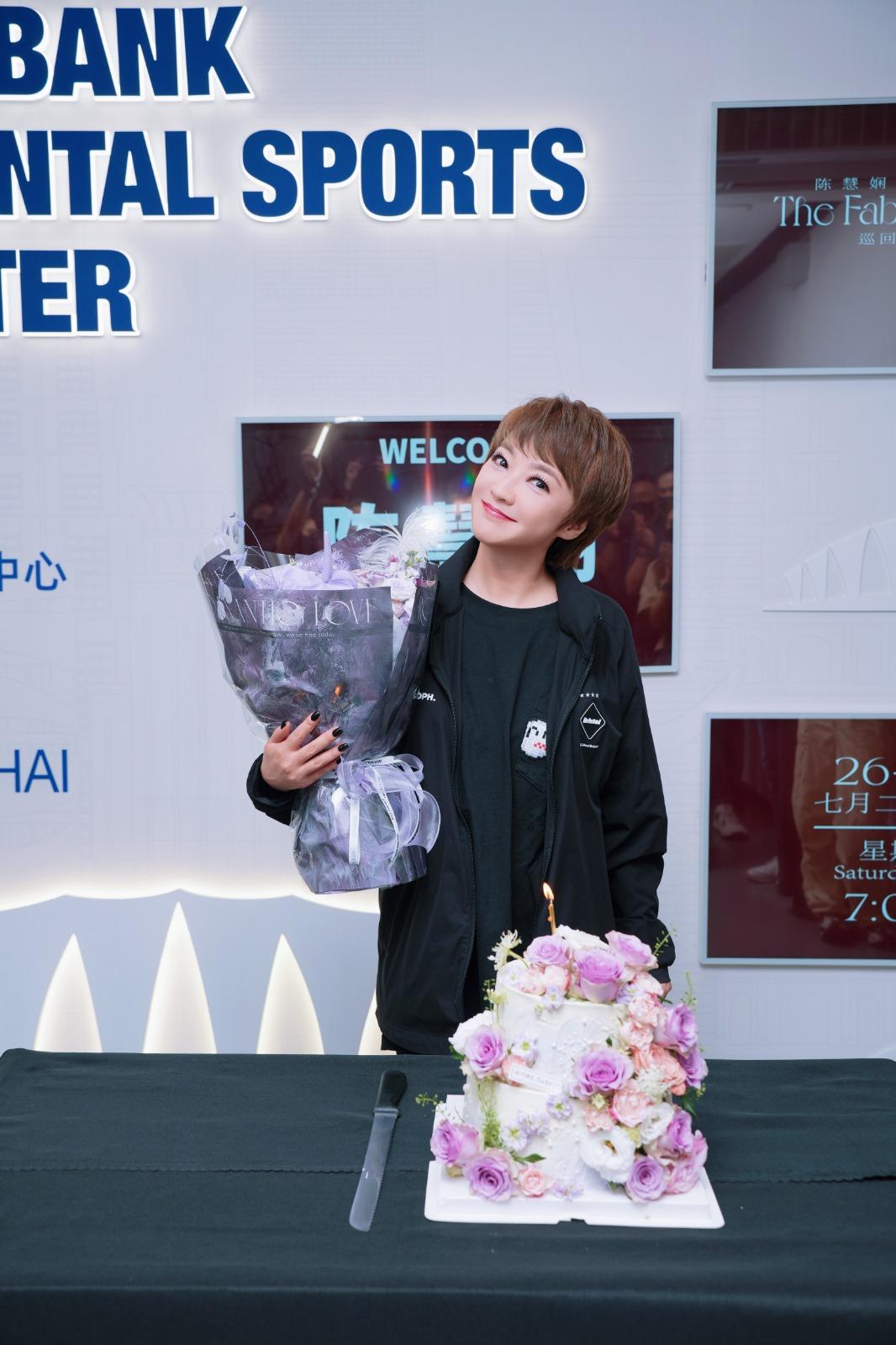 完show後,慧嫻於後台獲團隊送上生日蛋糕。