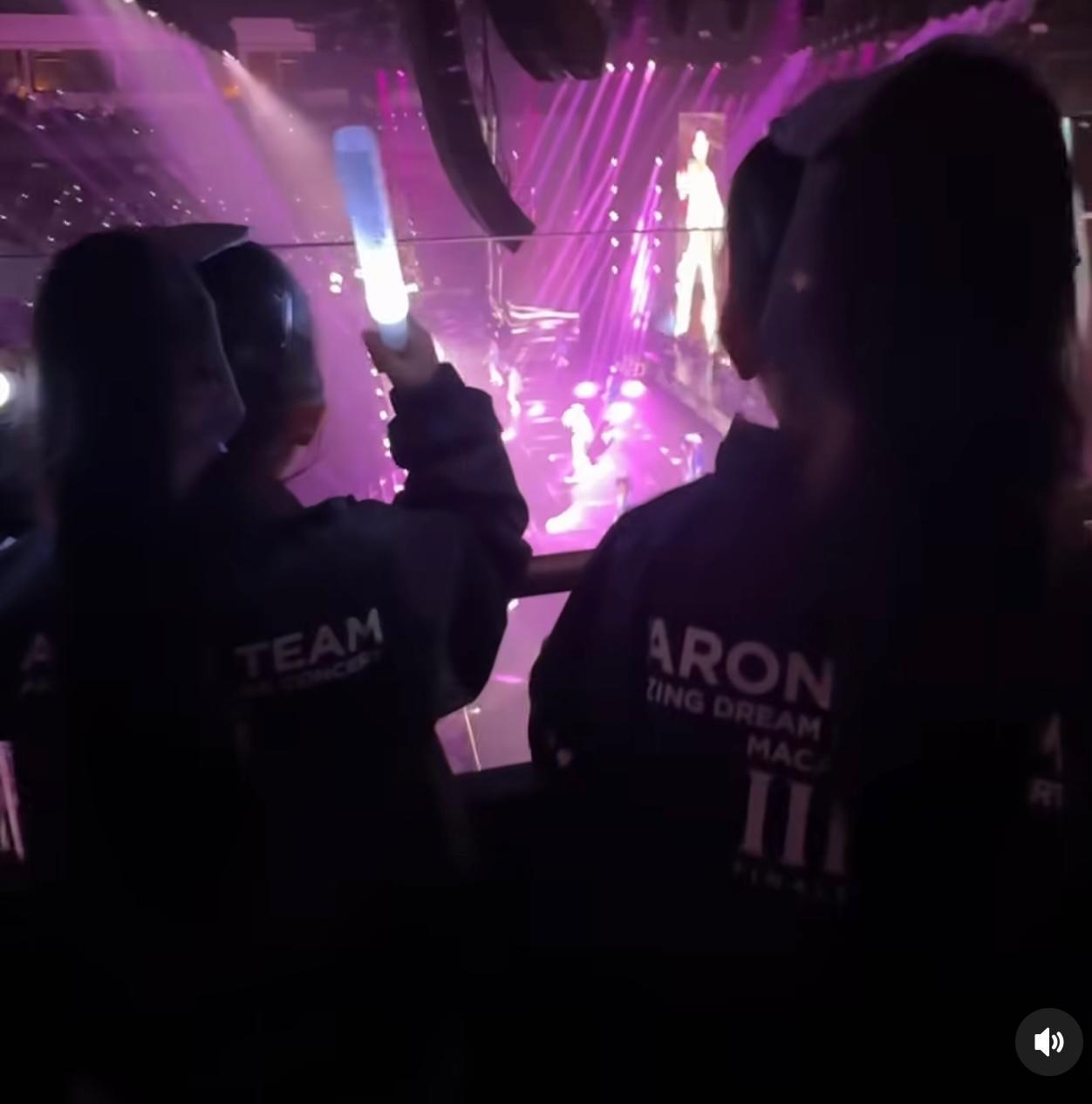 郭富城的一對寶貝女,揮動螢光棒看爸爸演唱,非常投入。