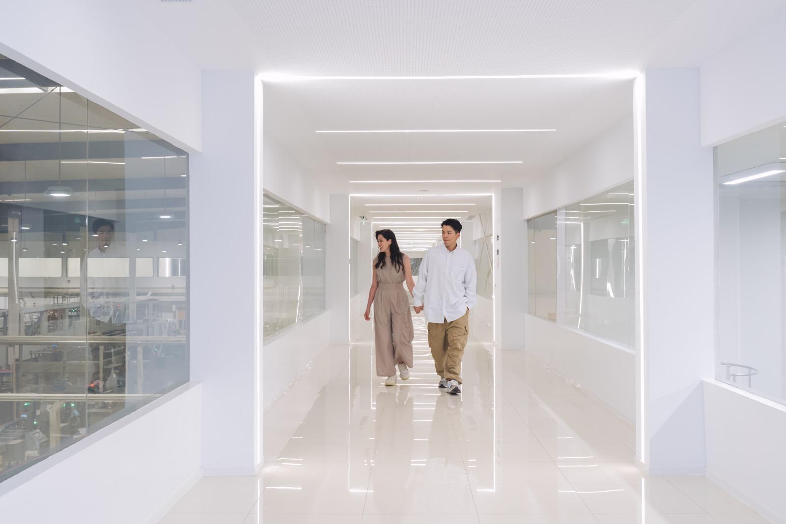 兩人拍拖遊農夫山泉水的廠房。