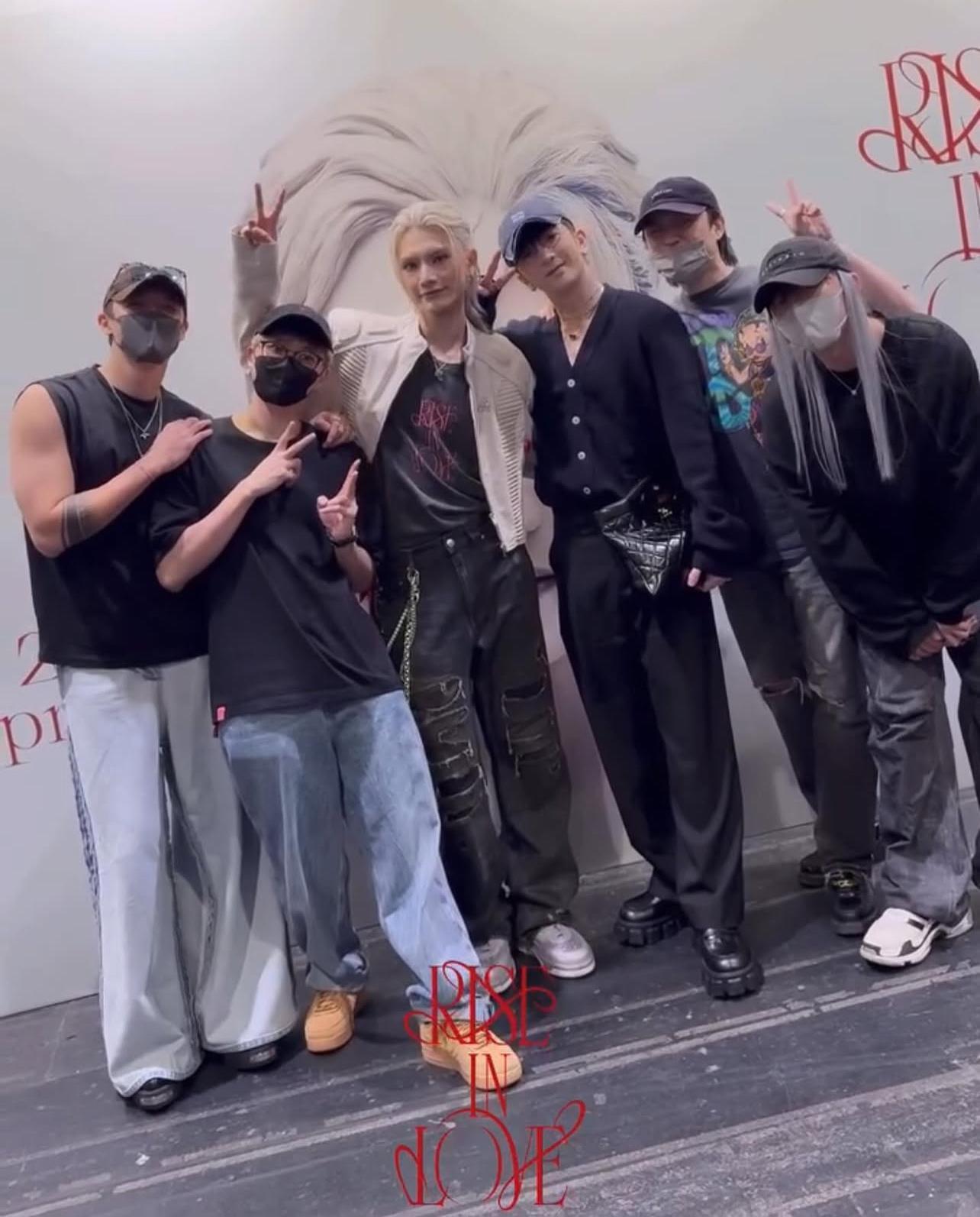 Jeremy完騷與MIRROR兄弟(右至左)Edan、Jer、Anson Lo、Frankie和Stanley合照。