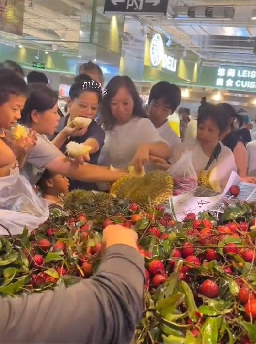 內地網上近日瘋傳一段影片,河北邢臺某超市因開業低價促銷榴槤,多人圍聚榴槤貨架自行開果品嘗,有民眾抱孩經過「見者有份」,一同加入分食行列