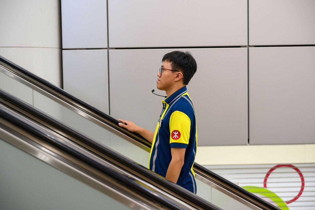 港鐵發佈新扶手電梯安全宣傳短片《握扶手、企定定 電梯安全靠晒你》,以兩文三語「洗腦式」歌詞,提醒乘客扶手電梯的安全資訊,口號更是Hinson親自創作。