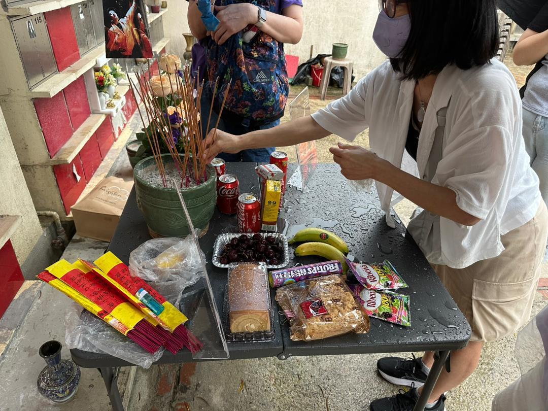 今日「梅艷芳國際歌迷會」大批歌迷冒著紅雨拜祭偶像。