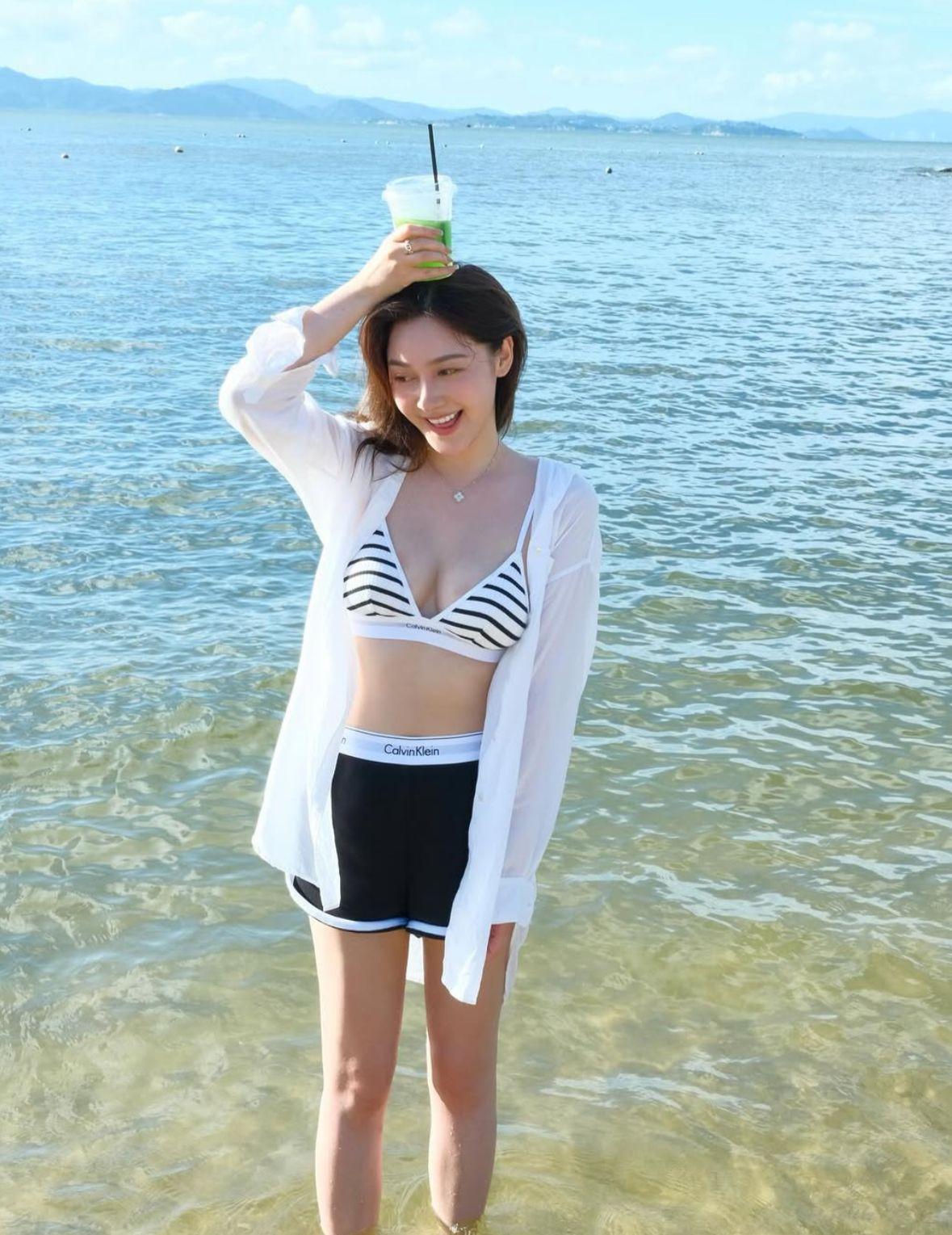 郭奕芯日前在社交網激罕曬泳照大派福利。