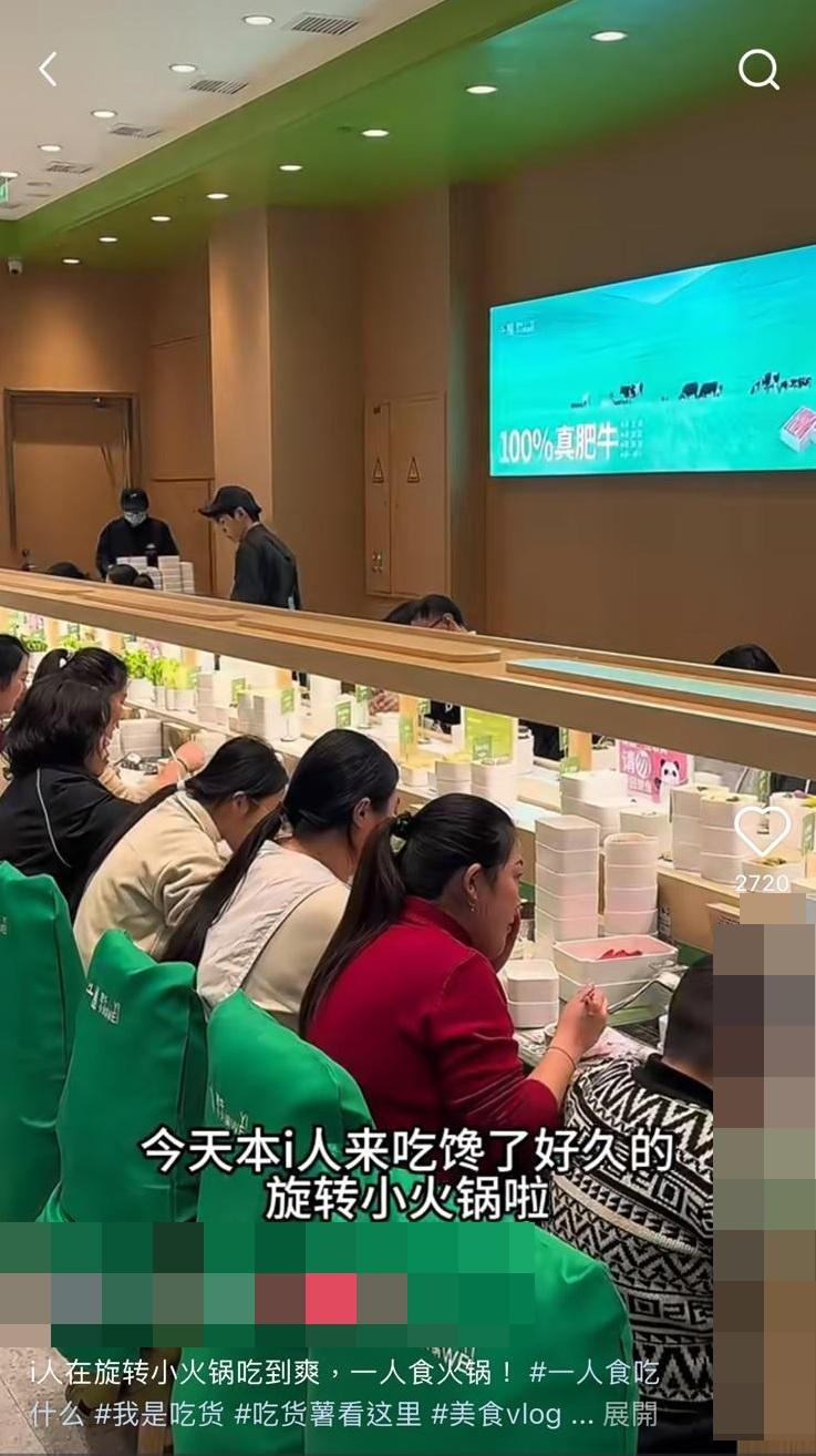內地餐飲業興起了一種類似迴轉壽司的「軌道上的餐飲」。(小紅書截圖)