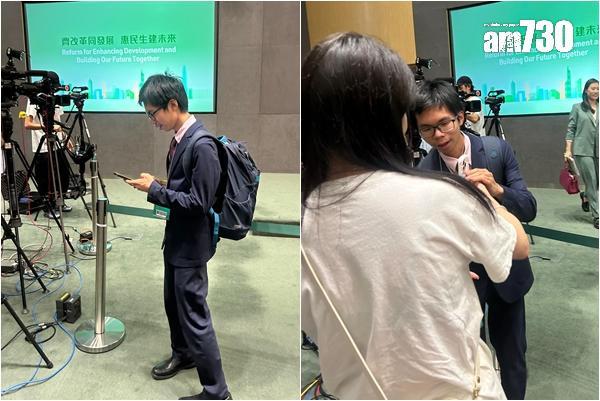去年10月,當時就讀大學三年級的羅同學以記者學生身份採訪行政長官李家超施政報告記者會,穿上西裝的他於完結時到台前自拍,成為傳媒焦點。(資料圖片)