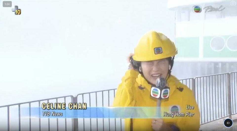 無綫新聞的女記者陳尚萱冒着惡劣的天氣身處紅磡碼頭採訪。