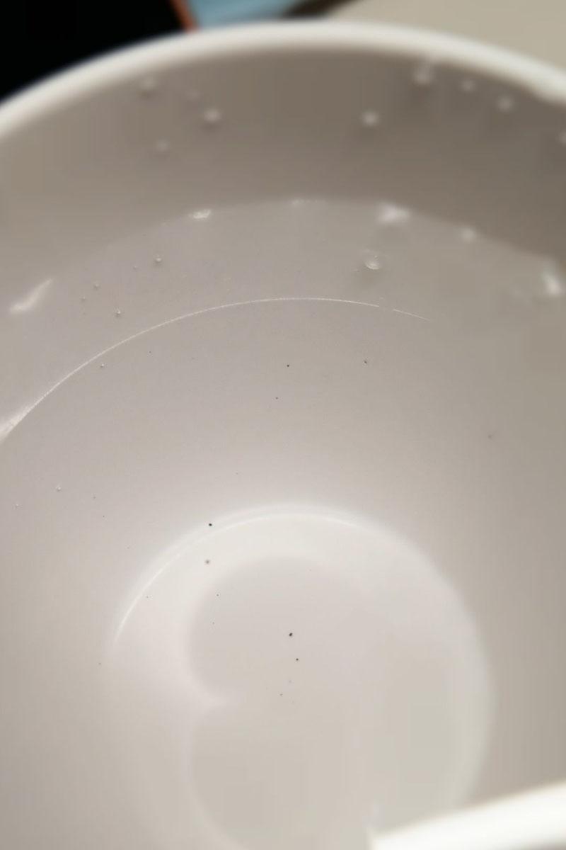 嘉亨灣食水懷疑出現黑點。(網民Julian Kim@FB群組「筲箕灣西灣河關注組」)