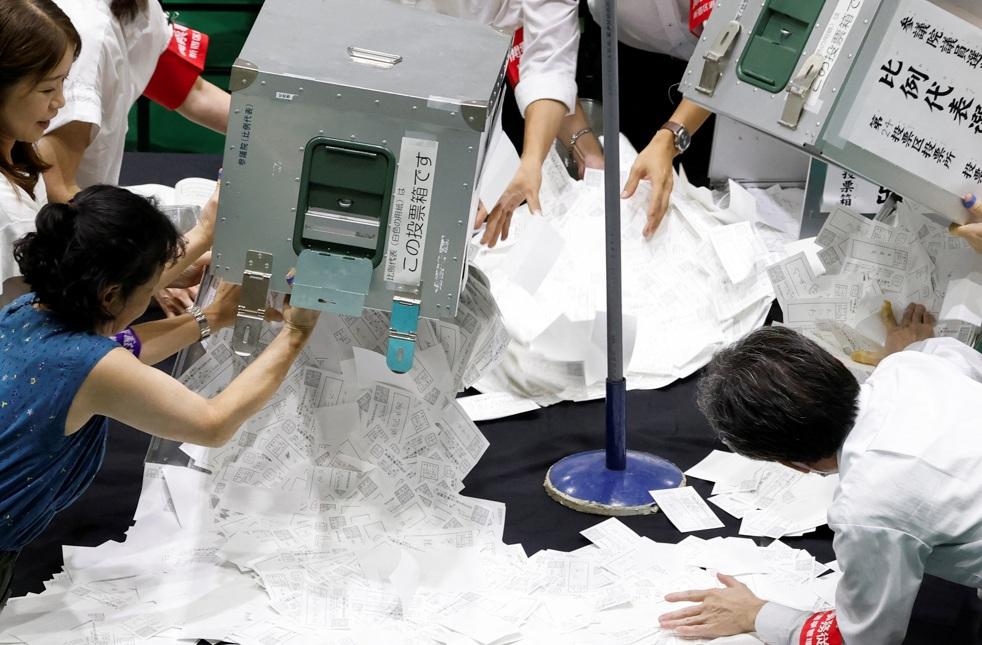 日本參議院選舉周日投票結束後,東京點票中心隨即開箱點票。(資料圖片)