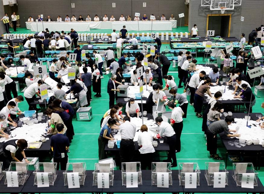 日本參議院選舉周日投票結束後,東京點票中心隨即點票。(資料圖片)