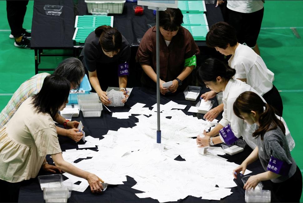 日本參議院選舉周日投票結束後,東京點票中心隨即點票。(資料圖片)