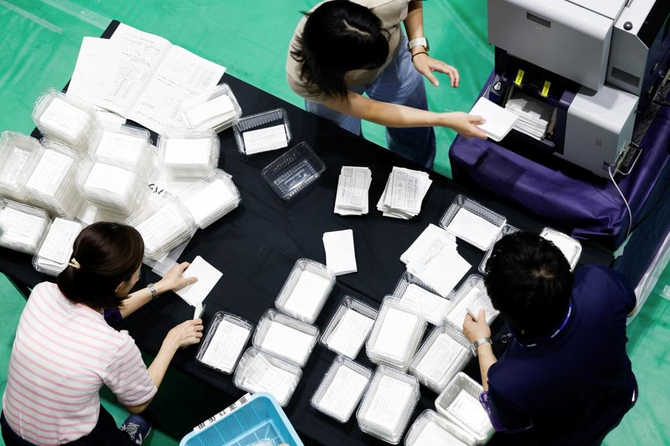 日本參議院選舉周日投票結束後,東京點票中心隨即點票。(資料圖片)